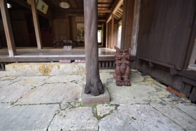 沖縄本島　雨端の柱