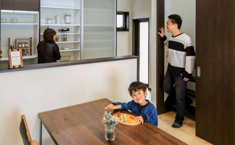 土岐市の自然素材住宅に暮らす家族