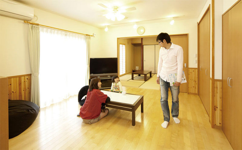 土岐市の自然素材住宅に暮らす家族